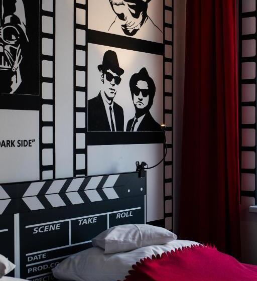 اتاق راحتی سه تخته, Good Times House