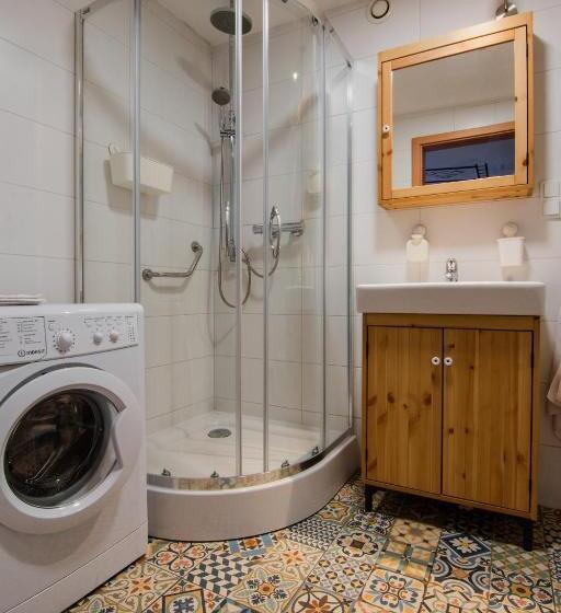 اتاق راحتی سه تخته, Good Times House