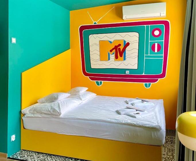 Номер Deluxe, Good Times House