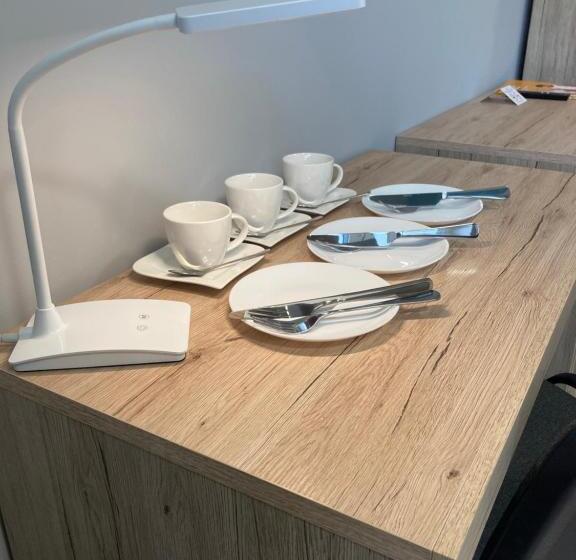 חדר סטנדרט לשלושה, Hullo