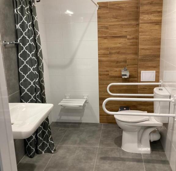 חדר סטנדרט לשלושה, Hullo