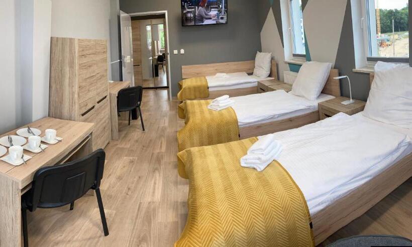 חדר סטנדרט לשלושה, Hullo