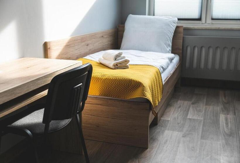 חדר סטנדרט לשלושה, Hullo