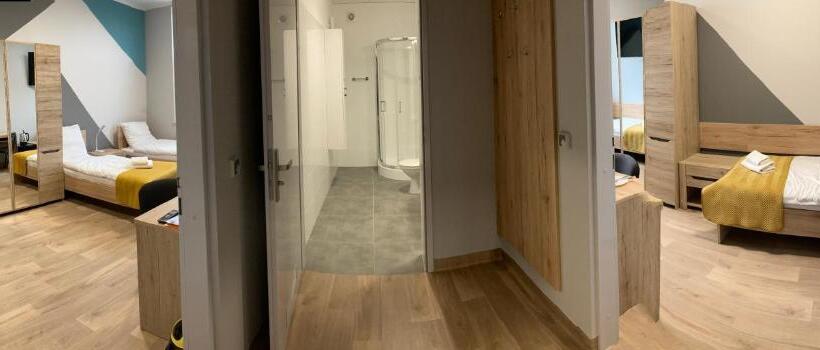 חדר משפחתי, Hullo