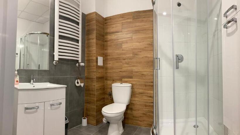 חדר משפחתי, Hullo