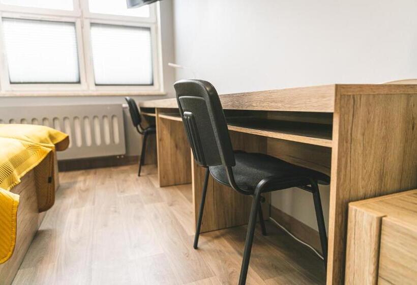 חדר משפחתי, Hullo