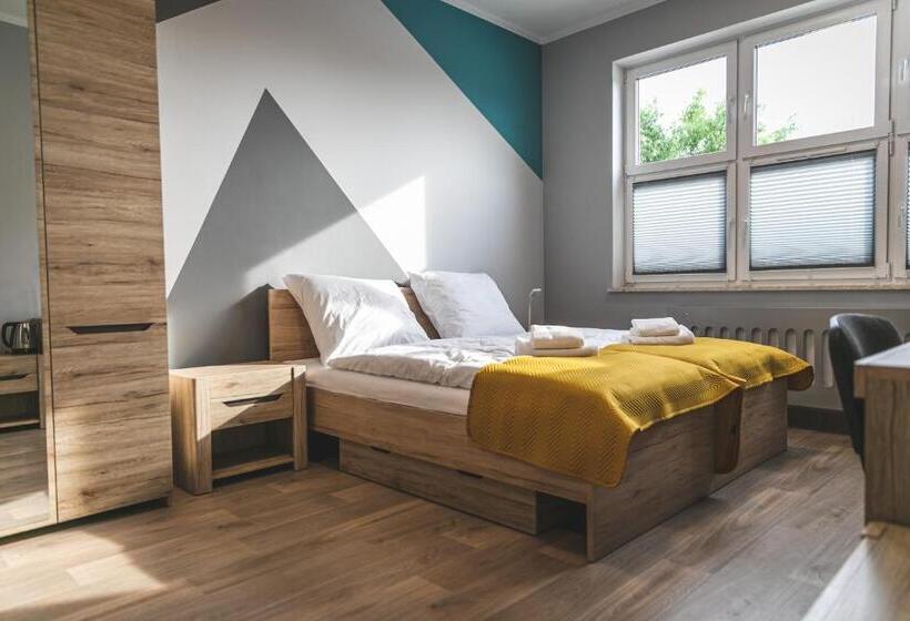 חדר משפחתי, Hullo