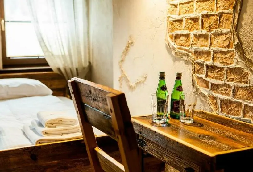 Economy Yhden Hengen Huone, Mùlk Chëcz Kaszëbsko