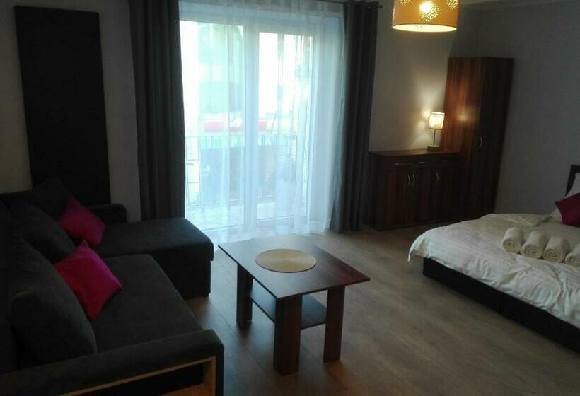 استودیو خانوادگی, Hostel Grono