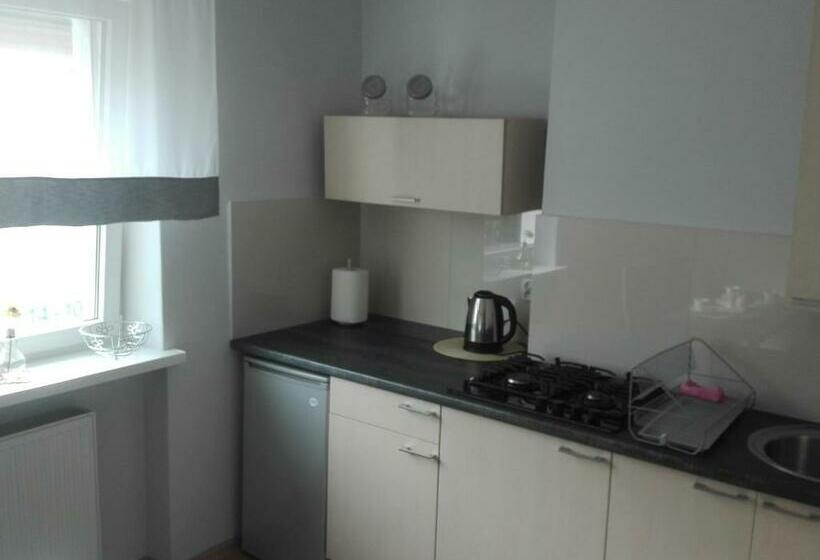 استودیو خانوادگی, Hostel Grono