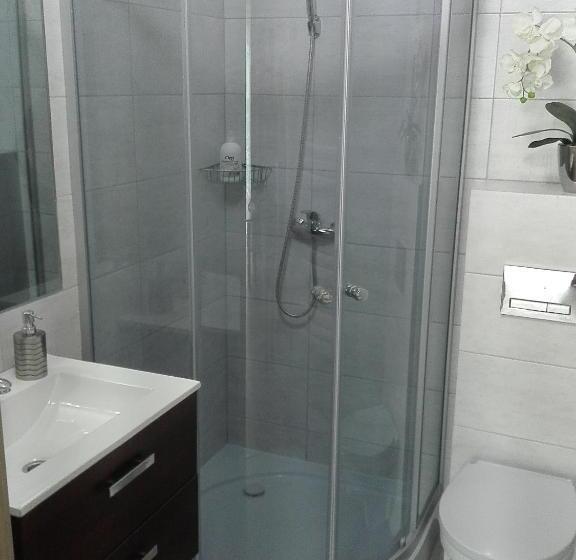 استودیو خانوادگی, Hostel Grono