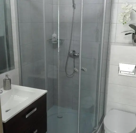 Perhestudio, Hostel Grono
