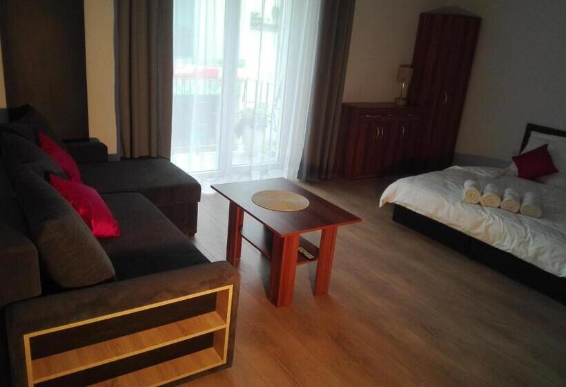 استودیو خانوادگی, Hostel Grono