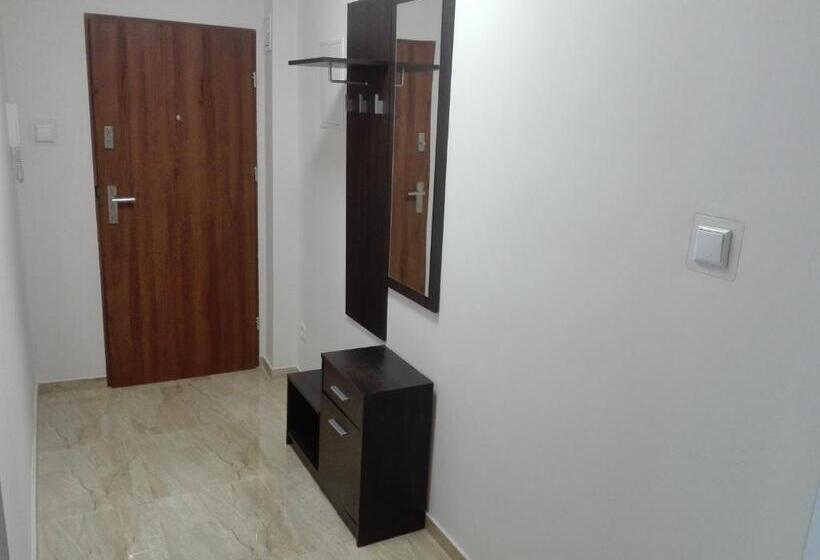 استودیو خانوادگی, Hostel Grono