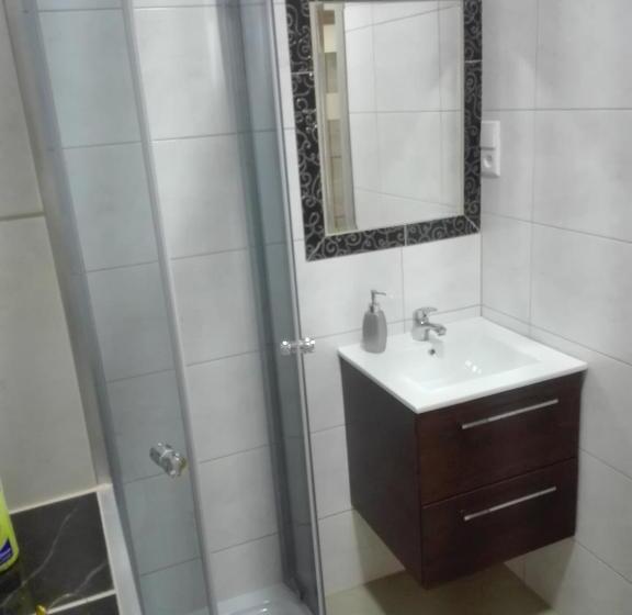 استودیو خانوادگی, Hostel Grono