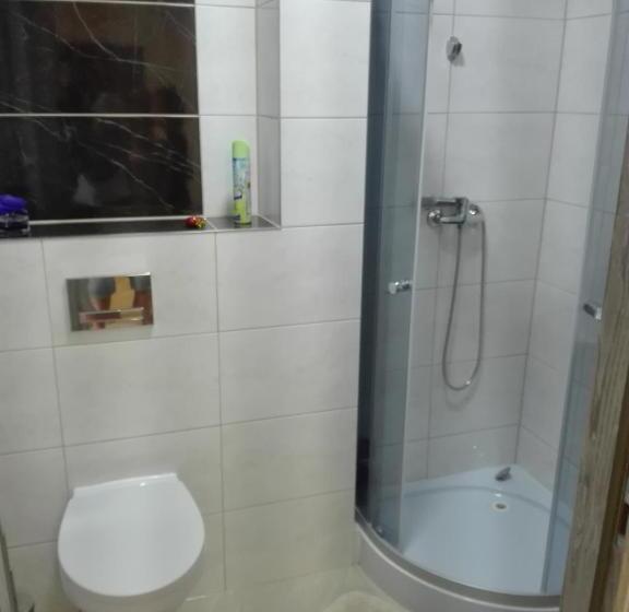 استودیو خانوادگی, Hostel Grono