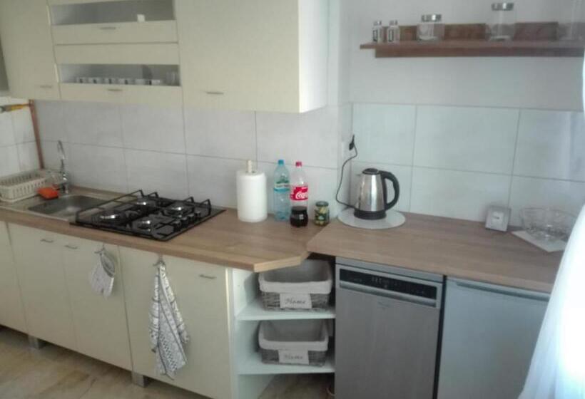 استودیو خانوادگی, Hostel Grono