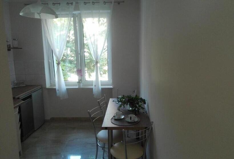 استودیو خانوادگی, Hostel Grono