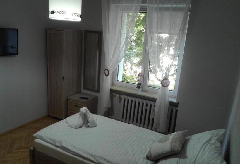 استودیو خانوادگی, Hostel Grono