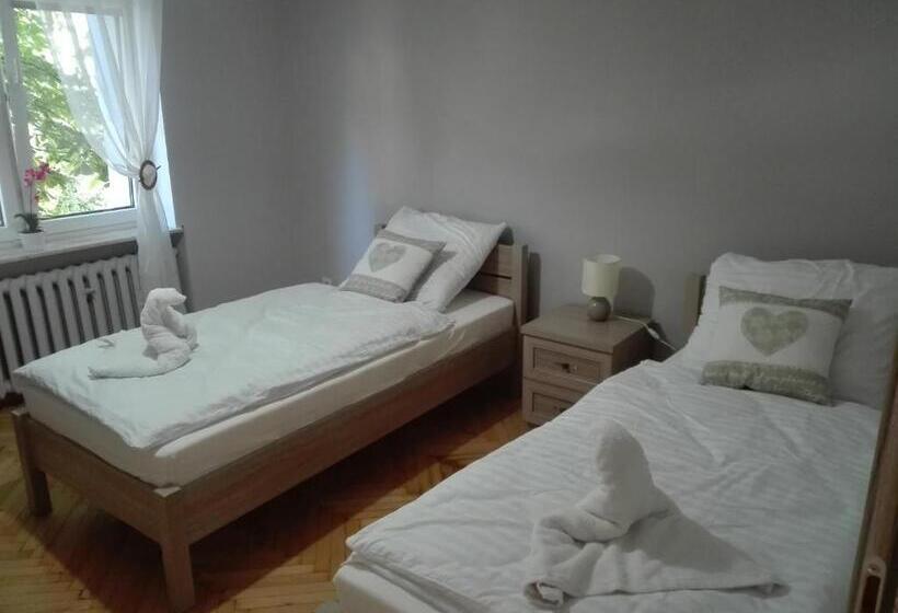 استودیو خانوادگی, Hostel Grono