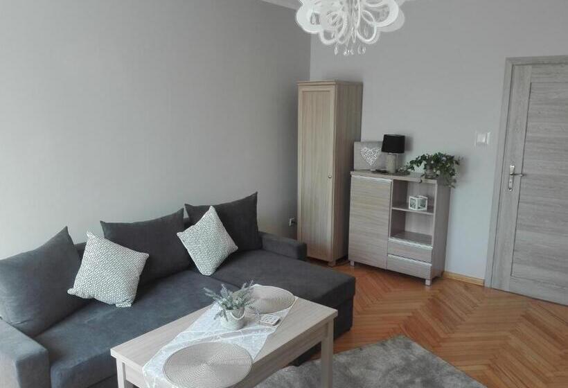 استودیو خانوادگی, Hostel Grono