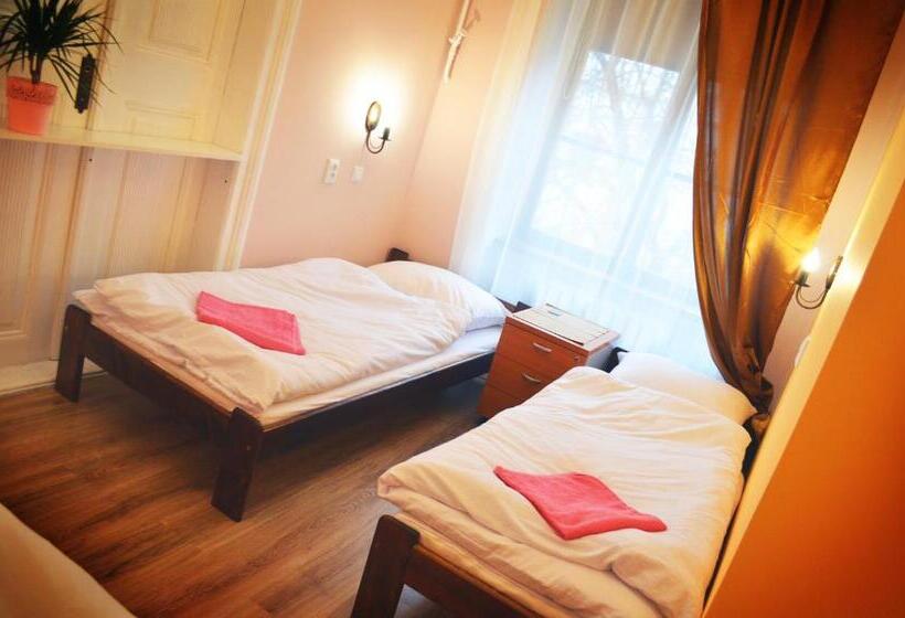 اتاق استاندارد سه نفره, Hostel U Kmity