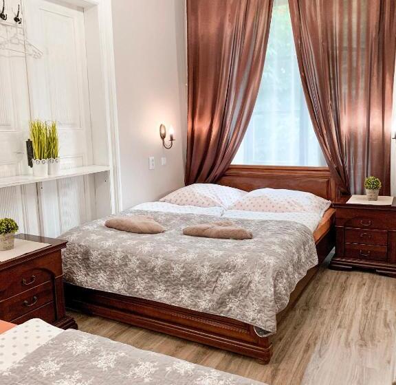 اتاق استاندارد سه نفره, Hostel U Kmity