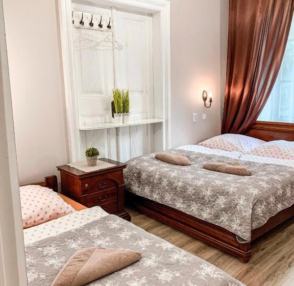 اتاق استاندارد سه نفره, Hostel U Kmity