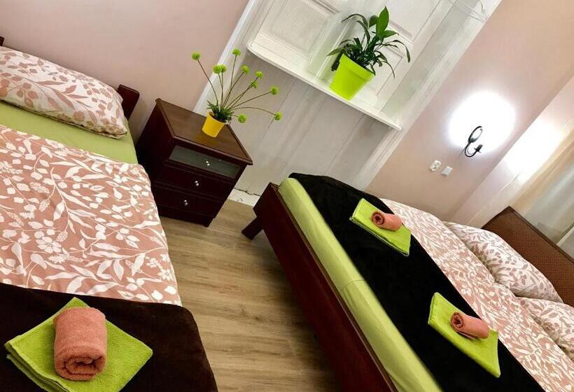 اتاق استاندارد سه نفره, Hostel U Kmity