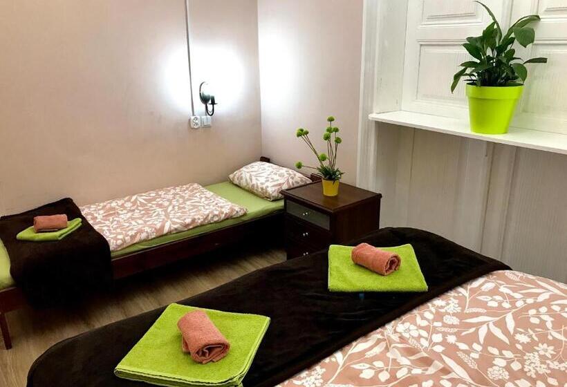 اتاق استاندارد سه نفره, Hostel U Kmity