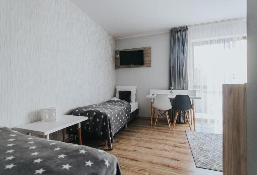 غرفة قياسية ثلاثية مزودة بشرفة, Majerzanka