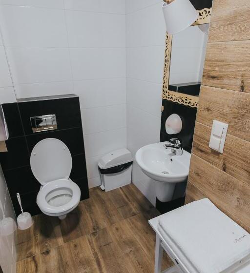 غرفة قياسية ثلاثية مزودة بشرفة, Majerzanka