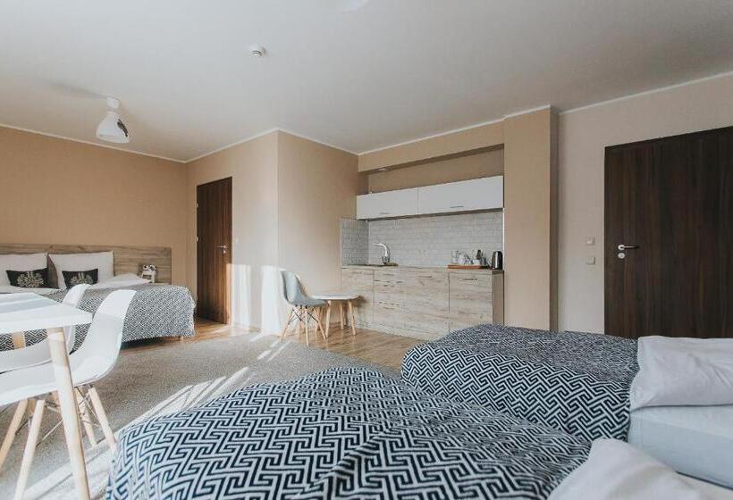 غرفة قياسية رباعية مزودة بشُرفة, Majerzanka