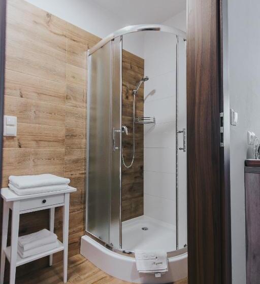 غرفة قياسية رباعية مزودة بشُرفة, Majerzanka