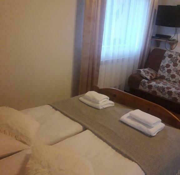 غرفة قياسية ثلاثية مزودة بشرفة, Mala Chatka