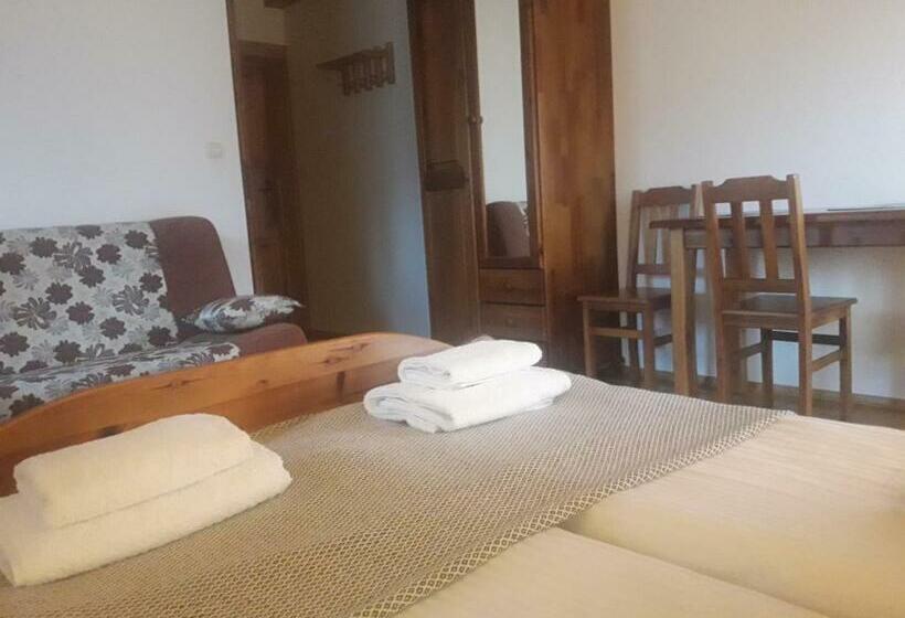 غرفة قياسية ثلاثية مزودة بشرفة, Mala Chatka