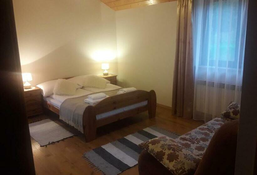 غرفة قياسية ثلاثية مزودة بشرفة, Mala Chatka