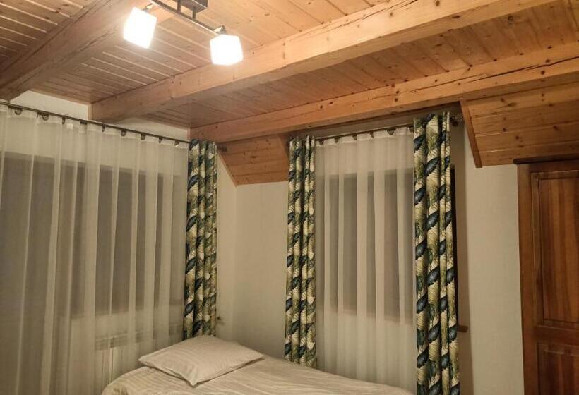 غرفة عائلية مطلّة علي الجبل, Mala Chatka