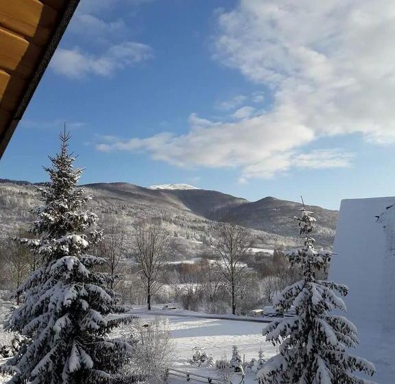 غرفة عائلية مطلّة علي الجبل, Mala Chatka