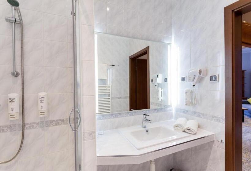 استودیوی لوکس, Mikulski