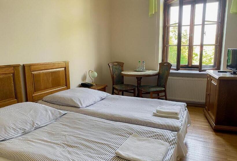 غرفة قياسية, Pałac Bałoszyce