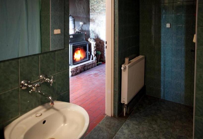 バス共有のスタンダードルーム, Uroczysko Deresze