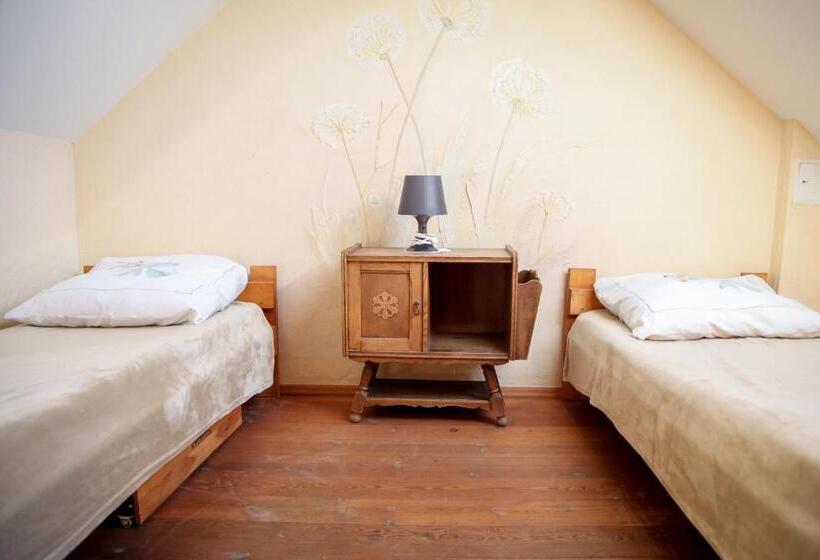 バス共有のスタンダードルーム, Uroczysko Deresze