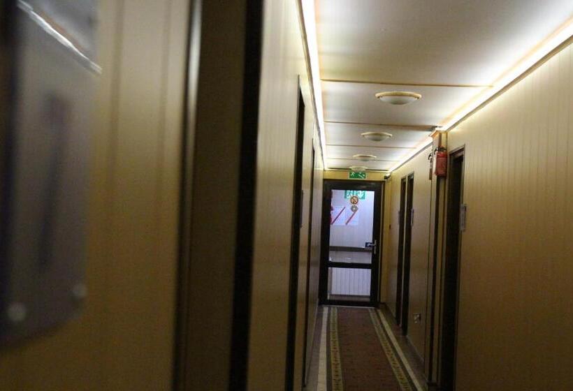 اتاق استاندارد با تخت بزرگ, Bar Malwa