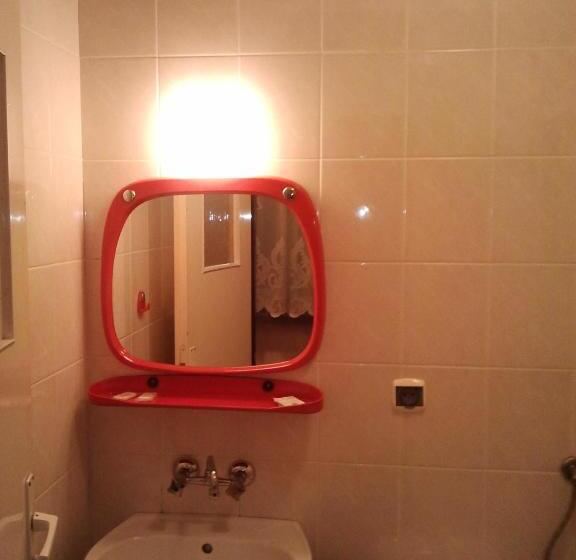 חדר סטנדרט לשלושה, Karet Obiekt Hotelowy