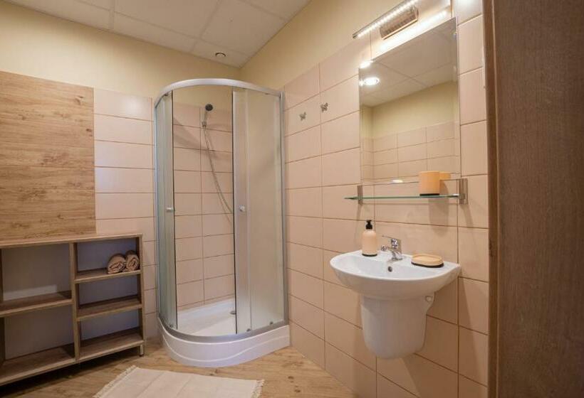 إستديو عائلى, Pokoje Gościnne Butryny