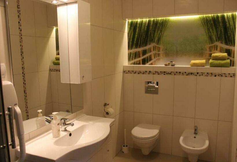 بنگله خانوادگی, Domek Na Prowincji