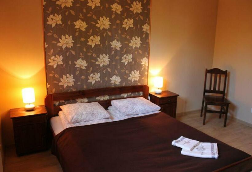 بنگله خانوادگی, Domek Na Prowincji