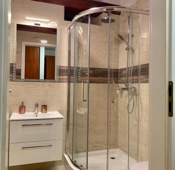 اتاق ساده سه نفره, Kamienica Biała