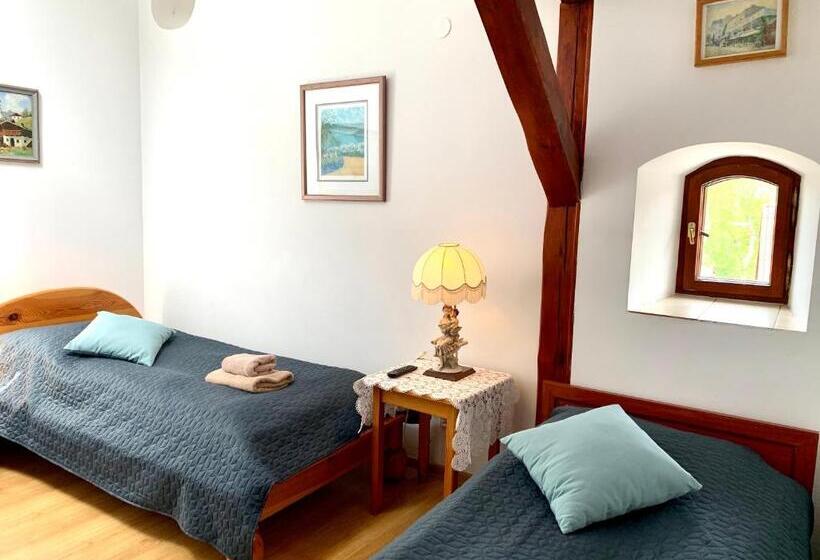 اتاق ساده سه نفره, Kamienica Biała